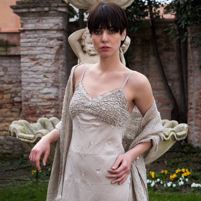 ABITO CALIENTO LOGO Corto